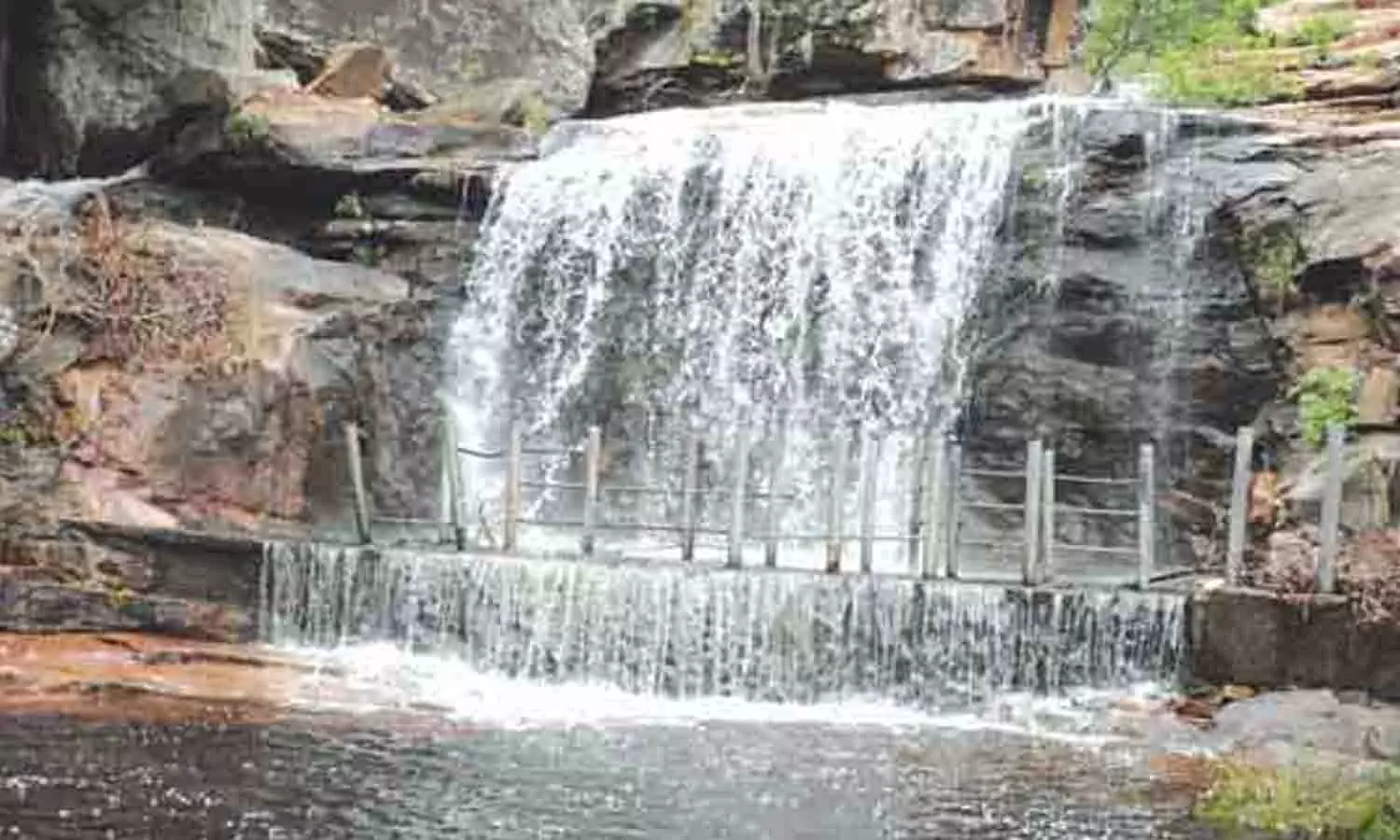 பஞ்சலிங்க அருவியில் குவியும் சுற்றுலா பயணிகள் பஞ்சலிங்க அருவியில் குவியும் சுற்றுலா பயணிகள்