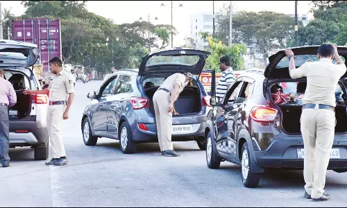 கர்நாடகத்தில் இதுவரை ரூ.126 கோடி ரொக்கம்-பரிசு பொருட்கள் பறிமுதல்