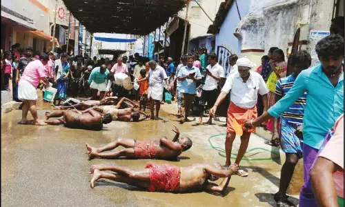 கல்லிடைக்குறிச்சி அகஸ்தீஸ்வரர் கோவிலில் அங்கப்பிரதட்சணம் செய்து பக்தர்கள் வழிபாடு