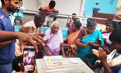 கமுதி அருகே நெகிழ்ச்சி சம்பவம்- 110 வயது பாட்டியின் பிறந்தநாளை கேக் வெட்டி கொண்டாடிய கிராம மக்கள்