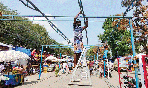 பழனியில் பக்தர்கள் வசதிக்காக கிரிவீதியில் நிழற்பந்தல்