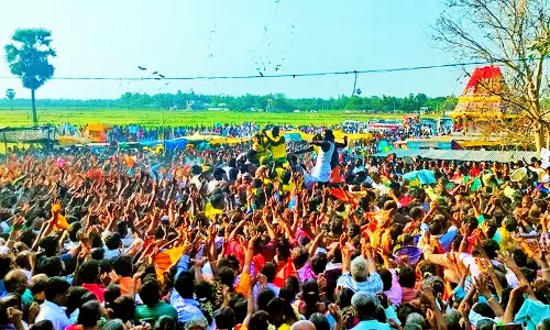 மாப்பிள்ளை வீரன் கோவிலில் வாழைப்பழம் வீசும் வினோத திருவிழா