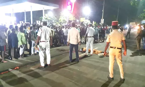 காரைக்கால் திருநள்ளாறில்   மோட்டார் சைக்கிள் மீது லாரி மோதி வாலிபர் உடல் நசுங்கி பலி