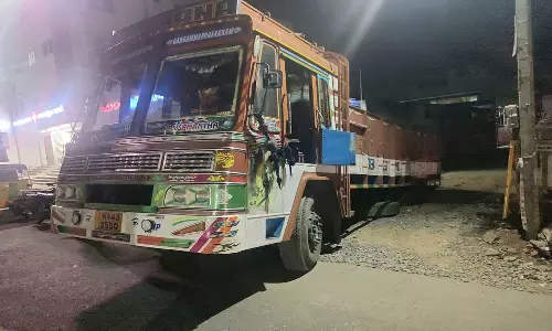 விருத்தாசலத்தில்  தரமற்ற சாலை விரிவாக்க பணிகளால் கால்வாய் பள்ளத்தில் சிக்கிய லாரி