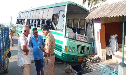 திட்டக்குடி அருகே பள்ளத்தில் இறங்கிய அரசு பஸ் வீட்டின் சுவற்றில் மோதி விபத்து