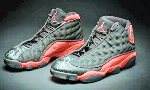 பிரபல கூடைப்பந்து வீரர் மைக்கேல் ஜோர்டனின் காலணிகள் ரூ.18 கோடிக்கு ஏலத்தில் விற்பனை