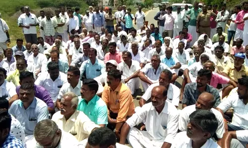 3 பேரை குண்டர் சட்டத்தில் கைது செய்ய கோரி மறியல்