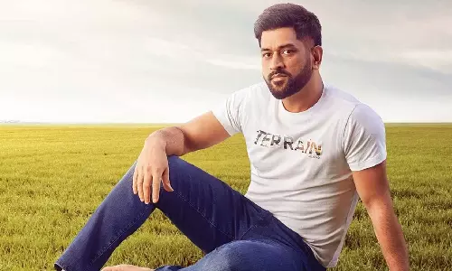 எல்.ஜி.எம் பட போஸ்டருடன் தோனி.. வைரலாகும் புகைப்படம்