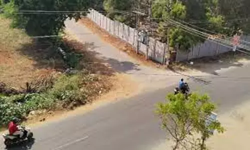 நெல்லிக்குப்பத்தில்  பரபரப்பு:   சாலை விரிவாக்க பணியை  தடுத்து நிறுத்திய  பொதுமக்கள்