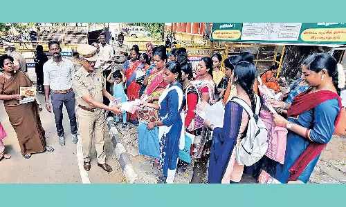 பொதுமக்களுக்கு விழிப்புணர்வு ஏற்படுத்தும் சைபர் கிரைம் போலீசார்