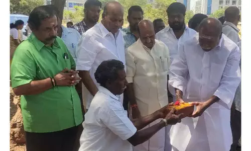 இந்திராகாந்தி அரசு ஆஸ்பத்திரியில் சாலை,கால்வாய் பணிகள்-முதல்-அமைச்சர் ரங்கசாமி தொடங்கி வைத்தார்