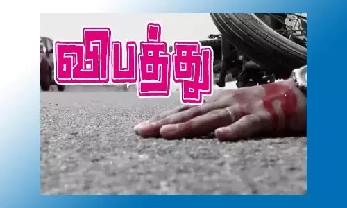 பைக் மீது கல்லூரி பஸ் மோதி தொழிலாளி பலி