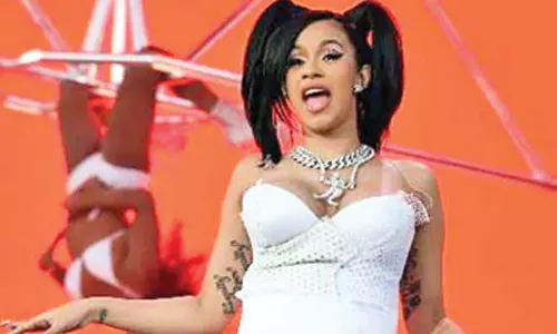 தலாய் லாமா வீடியோ குறித்து பிரபல ராப் பாடகியின் பதிவால் சர்ச்சை