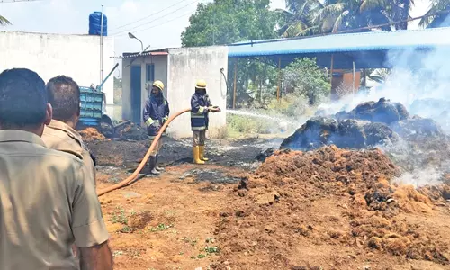 தாரமங்கலம் அருகே தேங்காய் நார் குடோனில் தீ விபத்து