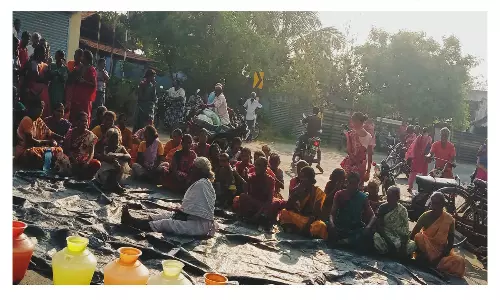 குடிநீர் கேட்டு பொதுமக்கள் காலிகுடங்களுடன் சாலைமறியல்
