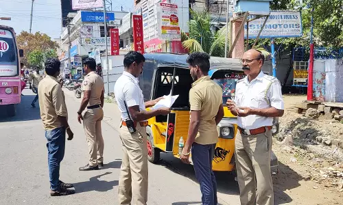 தருமபுரியில் விதி மீறிய 4 ஆட்டோக்கள் பறிமுதல்