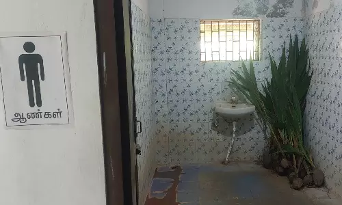 விவசாயிகளுக்கு வழங்க வேண்டிய தென்னங்கன்றை கழிவறையில் வைத்த அதிகாரிகள்- பயனாளிகள் வேதனை