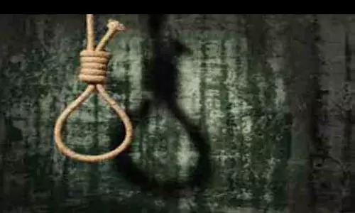 வாலிபர்கள் தூக்குப்போட்டு தற்கொலை