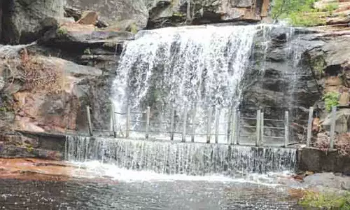 பஞ்சலிங்க அருவியில் குவியும் சுற்றுலா பயணிகள்