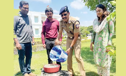 கோடை வெயில் தாக்கம்- பறவைகள், விலங்குகளுக்கு போலீஸ் நிலையங்களில் தொட்டி அமைத்து தண்ணீர்