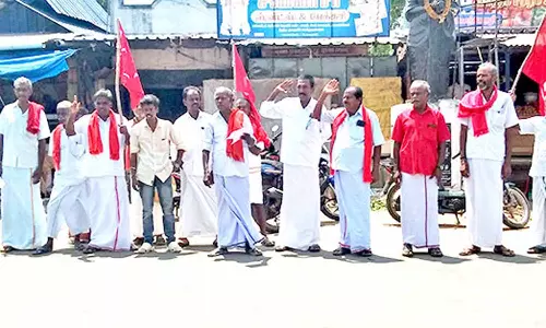 பேராவூரணியில், கோவில் மனையில் குடியிருப்போர் சங்கத்தினர் ஆர்ப்பாட்டம்