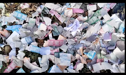 குவிந்து கிடந்த அரசு பஸ் டிக்கெட்