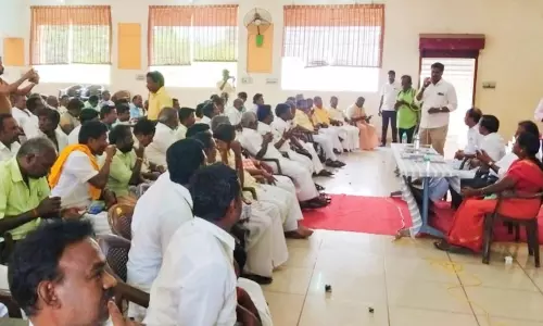 தமிழில் பெயர் பலகை வைக்க வேண்டும்