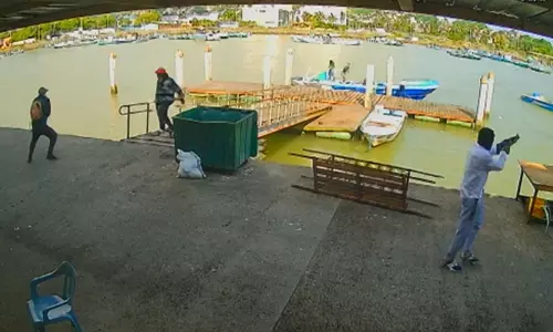 மீன்பிடி துறைமுகத்தில்  வணிகர்கள், ஊழியர்கள் மீது சரமாரி துப்பாக்கிச்சூடு- 9 பேர் பலி