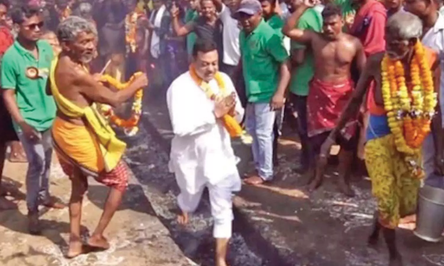 மக்கள் நலன்-அமைதி வேண்டி அக்னி குண்டம் இறங்கிய பாரதிய ஜனதா தலைவர் மக்கள் நலன்-அமைதி வேண்டி அக்னி குண்டம் இறங்கிய பாரதிய ஜனதா தலைவர்