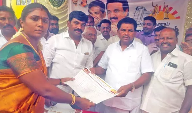 உடன்குடியில் தி.மு.க. புதிய உறுப்பினர் சேர்க்கை முகாம் - அமைச்சர் அனிதா ராதாகிருஷ்ணன் தொடங்கி வைத்தார் உடன்குடியில் தி.மு.க. புதிய உறுப்பினர் சேர்க்கை முகாம் - அமைச்சர் அனிதா ராதாகிருஷ்ணன் தொடங்கி வைத்தார்