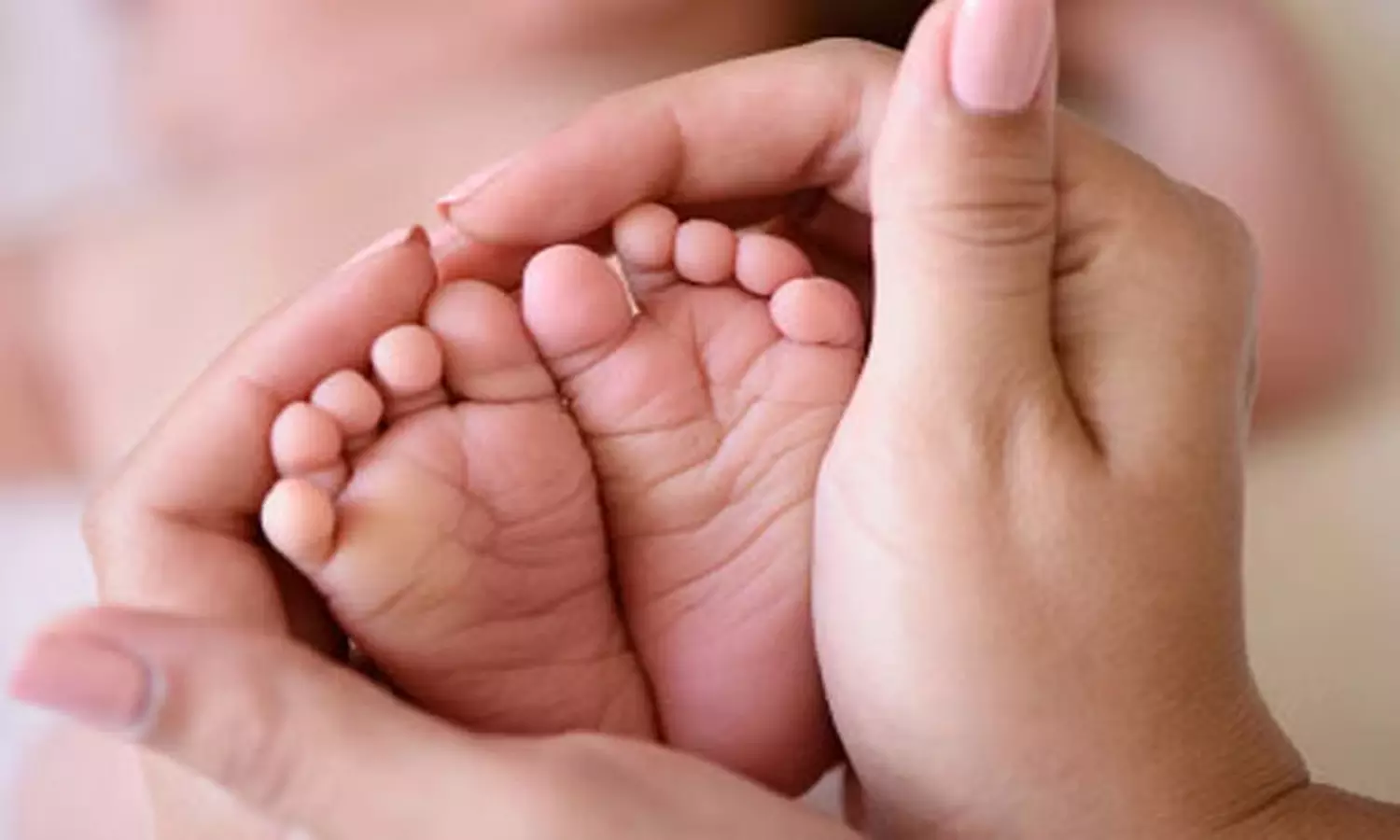 பெண்ணுக்கு வீட்டிலேயே பிரசவம் பார்த்த 108 மருத்துவ குழுவினர் பெண்ணுக்கு வீட்டிலேயே பிரசவம் பார்த்த 108 மருத்துவ குழுவினர்