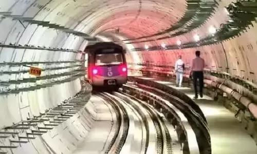 கொல்கத்தாவில் புதிய சரித்திரம்: நாட்டிலேயே முதல்முறையாக ஆற்றின் கீழே மெட்ரோ ரெயில் ஓடியது