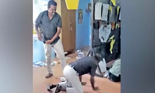 தேனியில் தலைமைஆசிரியரை தாக்கிய பள்ளி தாளாளர் மீது வழக்கு