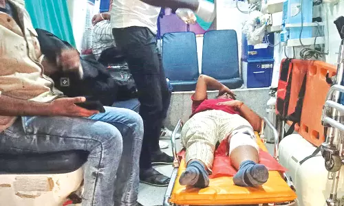 பெருந்துறை அருகே லாரி மீது ஆம்னி பஸ் மோதி விபத்து- டிரைவர் உள்பட 2 பேர் பலி