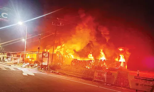 பழனியில் இன்று பழைய இரும்பு கடையில் பயங்கர தீ விபத்து