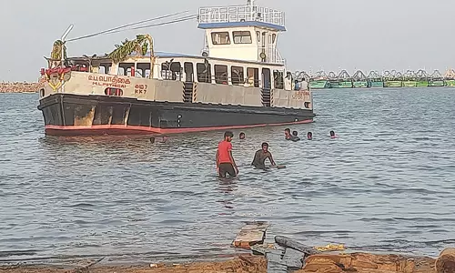 கன்னியாகுமரி கடல் நடுவில் அமைந்துள்ள விவேகானந்தர் மண்டபத்துக்கு செல்லும் படகு சீரமைப்பு பணி முடிந்தது
