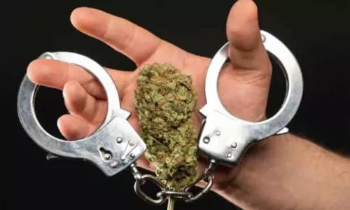 திருக்கோவிலூர் அருகே  கஞ்சா விற்ற 2 பேர் கைது