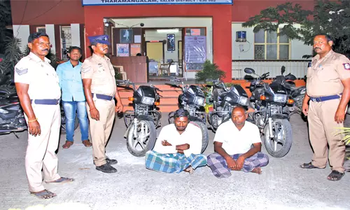 தாரமங்கலம் பகுதியில் மோட்டார் சைக்கிள்கள் திருடிய 2 பேர் கைது