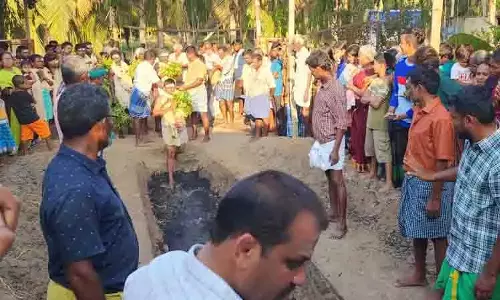 தீக்குண்டத்தில் இறங்கி பக்தர்கள் நேர்த்திக்கடன்