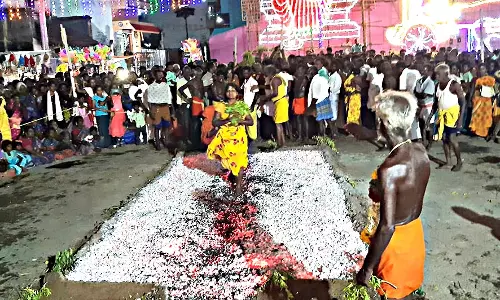 மாரியம்மன் கோவில் பூக்குழி விழா