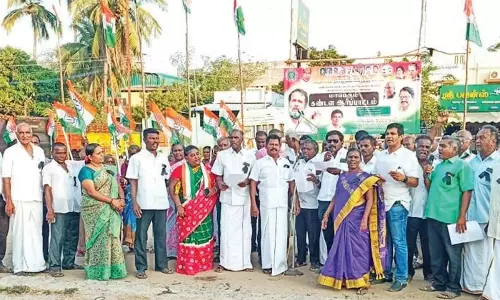 ராகுல்காந்தி பதவி பறிக்கப்பட்டதை கண்டித்து தூத்துக்குடியில் காங்கிரசார் ஆர்ப்பாட்டம்