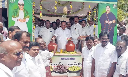 தூத்துக்குடியில் அ.தி.மு.க. சார்பில் நீர், மோர் பந்தல் - முன்னாள் அமைச்சர் சண்முகநாதன் திறந்து வைத்தார்