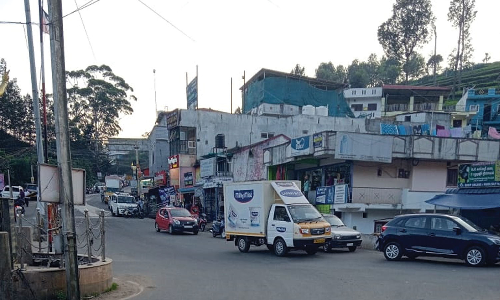 கோத்தகிரி டானிங்டனில் போக்குவரத்துக்கு இடையூறாக  நிறுத்தப்படும் வாகனங்கள்