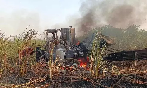 மின் ஒயர் உரசியதில் கரும்பு வெட்டும் எந்திரம் எரிந்து நாசம்