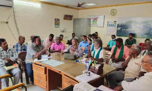 வேலூர் குறைதீர்வு கூட்டத்திற்கு வராத அதிகாரிகள் மீது நடவடிக்கை எடுக்க வேண்டும்