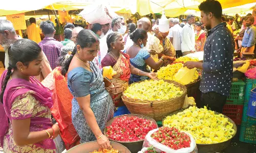 கோவை மார்க்கெட்டுகளில் பூக்கள், பழங்கள் விற்பனை ஜோர்