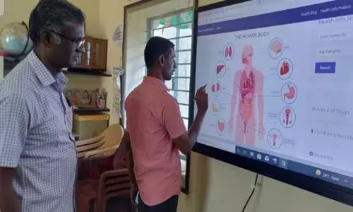 அரசு பள்ளியில் அகன்ற தொடுதிரை கணினி வசதி