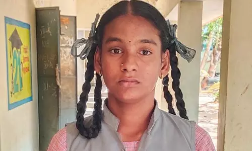 தந்தை இறந்த நிலையில் 10-ம் வகுப்பு தேர்வு எழுதிய மாணவி- ஆசிரியர்கள், மாணவிகள் நெகிழ்ச்சி