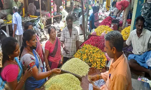 கடலூரில்  தமிழ் புத்தாண்டை முன்னிட்டு  பூக்களின் விலை கிடு கிடு உயர்வு:    குண்டு மல்லி ரூ.600-க்கு விற்பனை