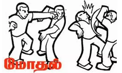 2 வாலிபர்களை மதுபாட்டிலால் தாக்கிய நண்பர்